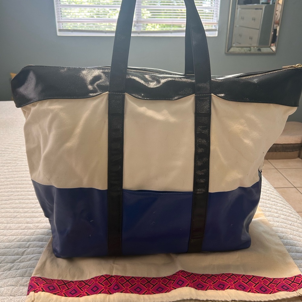 Tory Burch WEEKENDER Canvas & Vinyl Beach Tote Bag - Picture 3 of 12